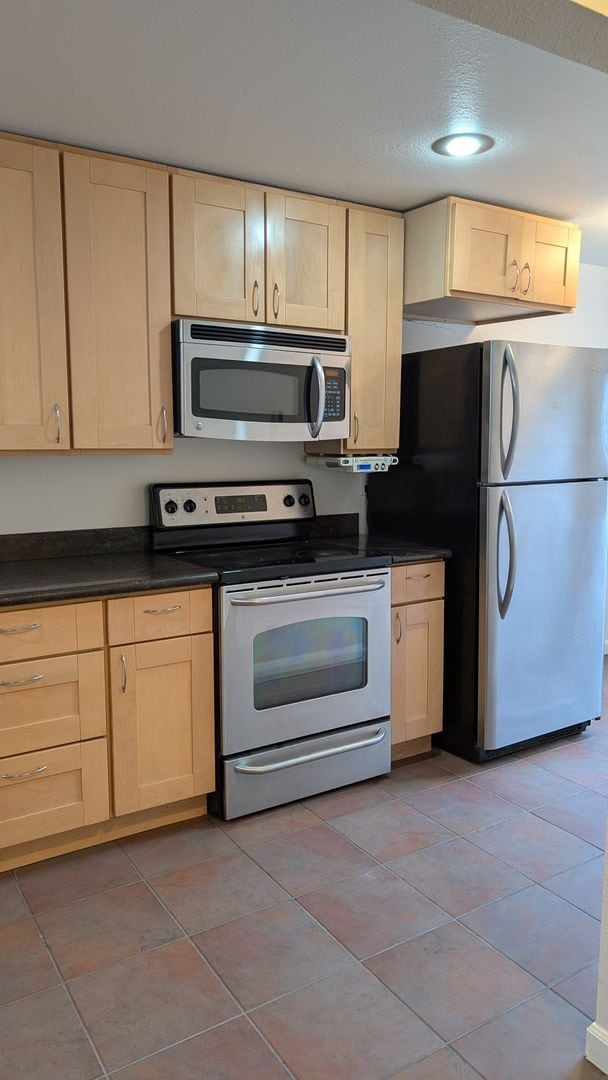 Building Photo - 3 Bedroom Townhome in Shoreline