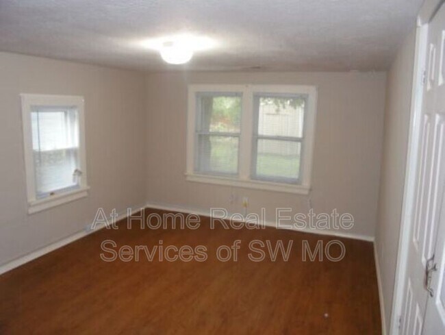 Building Photo - 806 W Pershing St
