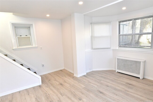 Building Photo - 241 Roslyn Rd