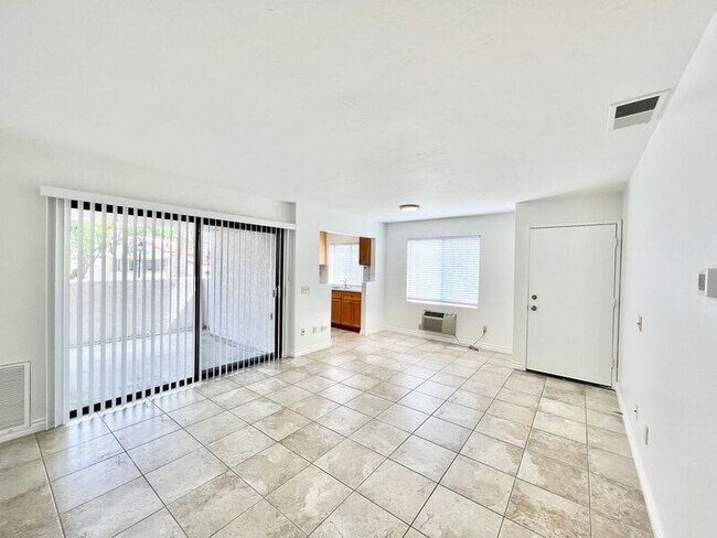 Foto del edificio - 8445 Westmore Rd
