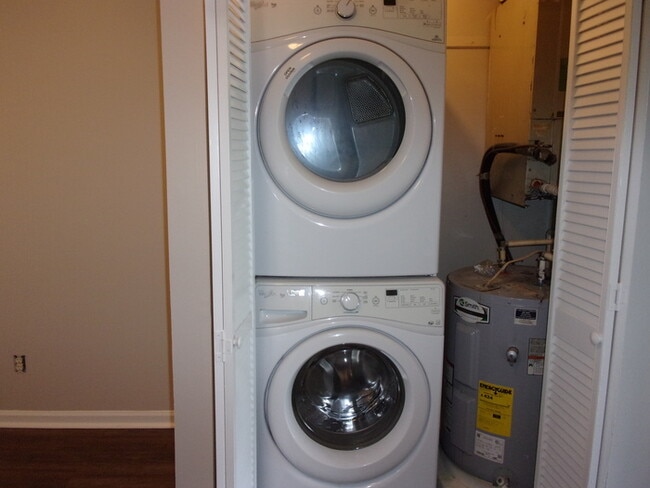 Building Photo - 2 Bedroom 1 1/2 Bath Townhome - Recently Updated and Freshly Painted