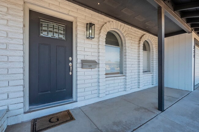 Building Photo - 321 E Fremont Dr