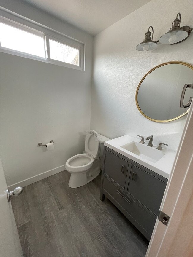 Building Photo - Super Quaint Gated Community - 2BR/1.5 Bath