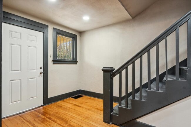 Building Photo - 1508 S J ST - 3 bedrooms
