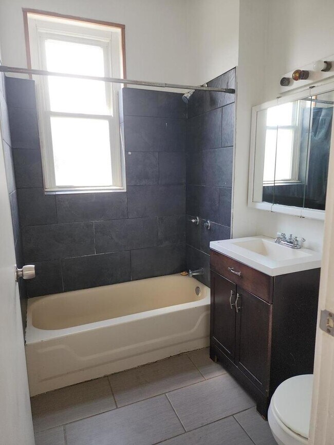 Foto del edificio - 1254 N Maplewood Ave