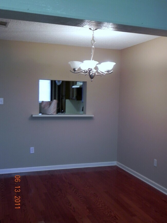 Building Photo - 2 BEDROOM TOWNHOUSE IN ZACHARY
