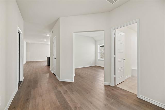 Foto del edificio - 411 Revolution Rd