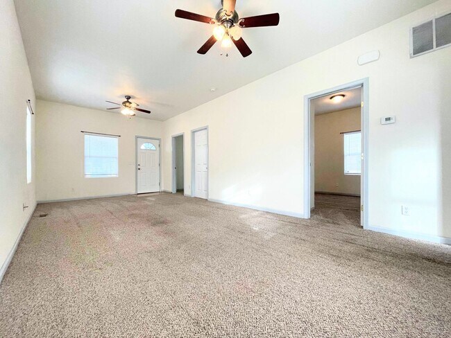 Building Photo - Clean 2 bed 1 bath home