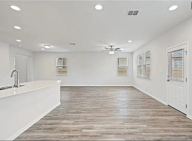 Foto del edificio - 10801 Sentinel Dr