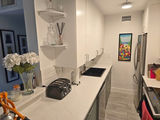 Building Photo - 3304 Virginia St