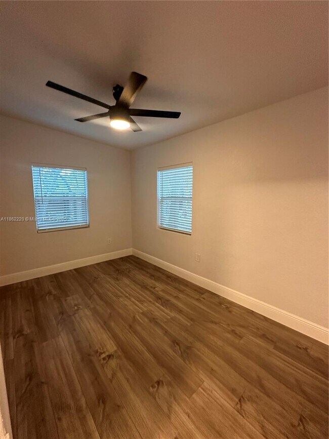 Foto del edificio - 1733 SW 13th St