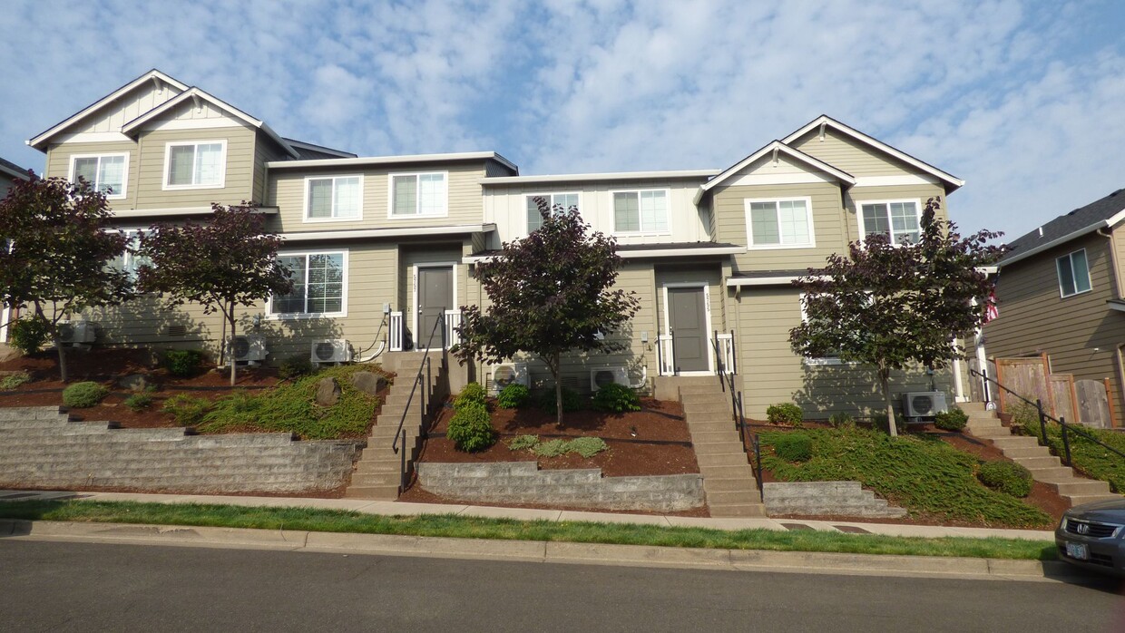 Foto principal - 3 Bed 2.5 Bath townhome in South Salem!