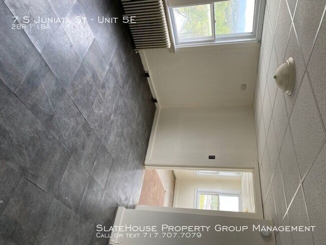 Building Photo - Large 2 Bedroom Apartment near downtown.