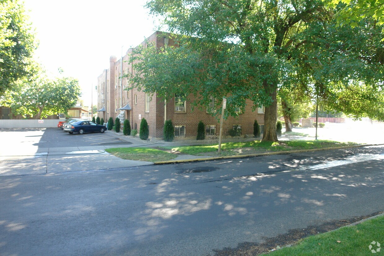 Building Photo - Maddux Manor