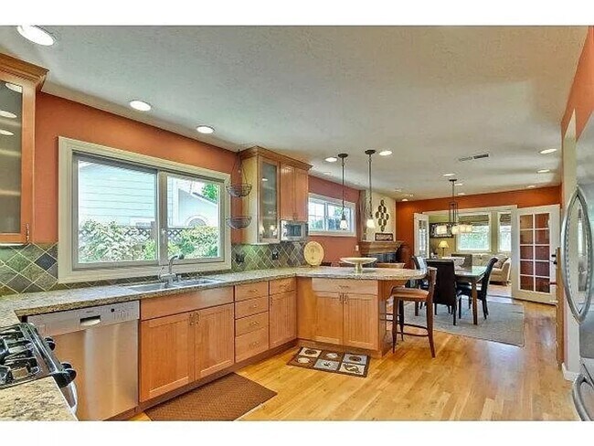 Building Photo - Beautifully Updated 3 Bedroom 2 Bath Home ...