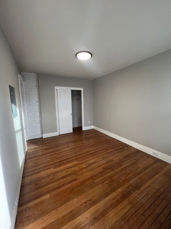 Building Photo - 54 Brook St