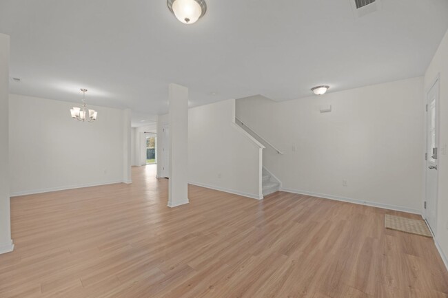 Building Photo - Lake View Four Bedroom 2.5 Bath Home