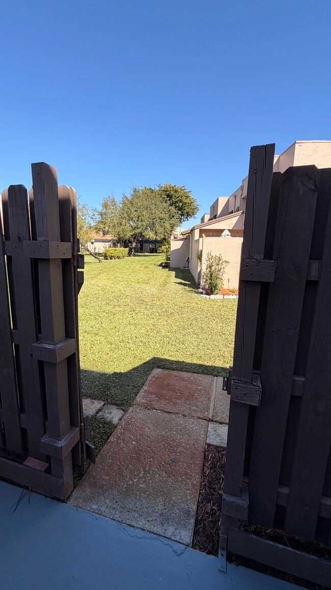 Entrada - 1276 NW 122nd Ter