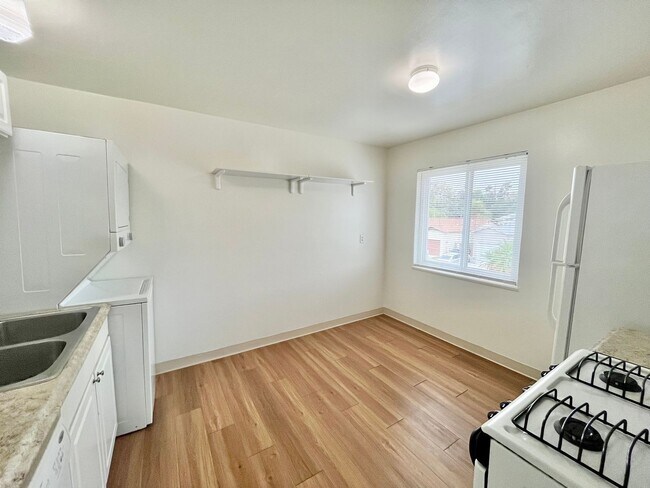 Foto del edificio - 2 Bedroom La Mesa Duplex with Yard, In-Unit Laundry, and Garage!