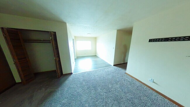 Building Photo - 2 Bedroom 1 Bathroom Apartment Rental in N...