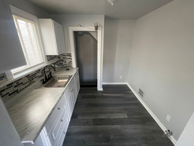 Foto del edificio - 13681 Castleton St