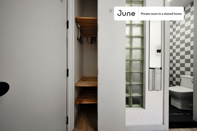 Foto del edificio - Room in Shared 3 bed/3 bath home