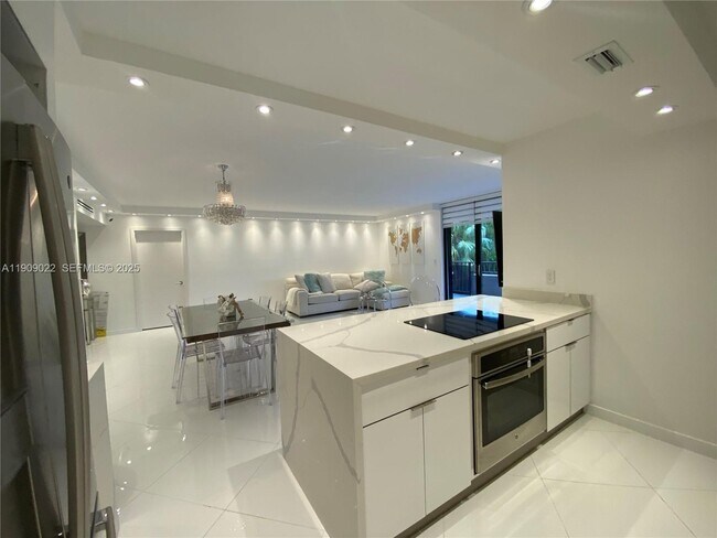 Foto del edificio - 121 Crandon Blvd