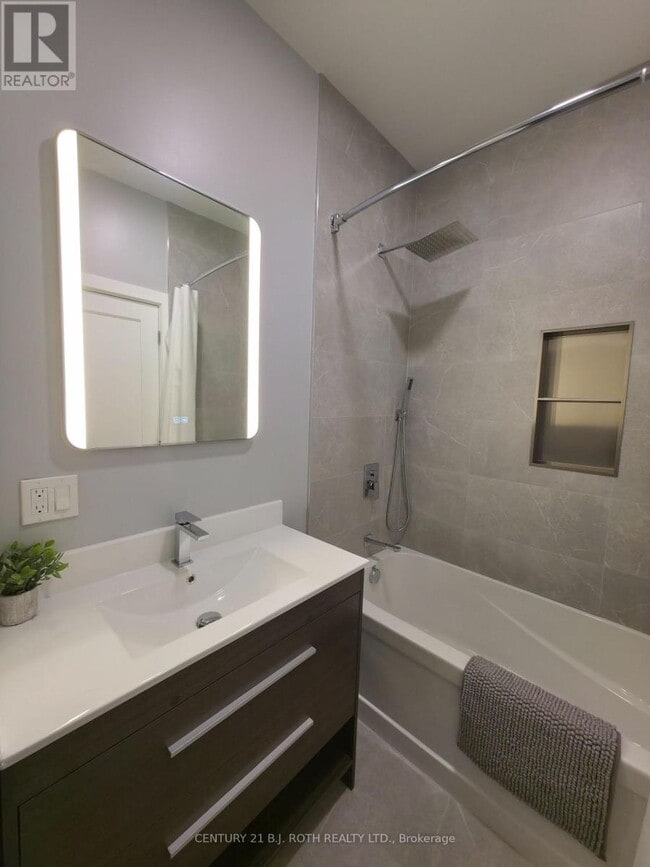 Building Photo - 82 Albert St N