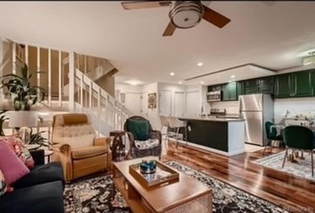 Building Photo - Spacious Townhome in Aurora