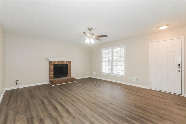 Foto del edificio - 4100 Summer Wood Dr