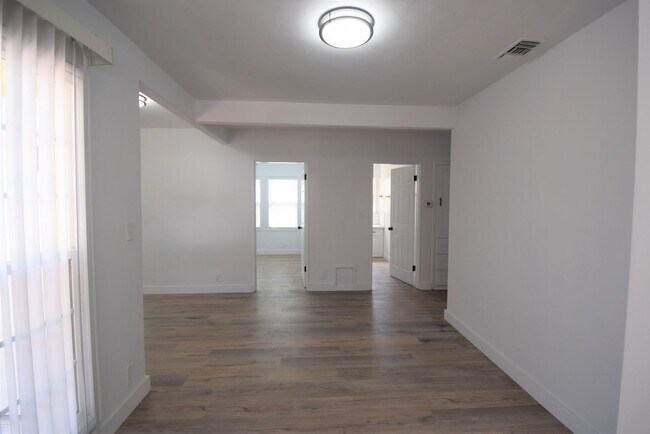 Foto del edificio - 721 N Hollywood Way