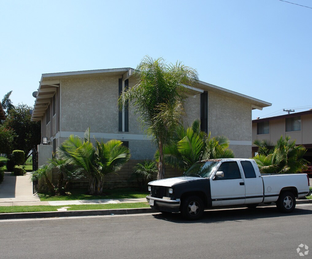 Building Photo - 5532-5534 Fernhill Cir