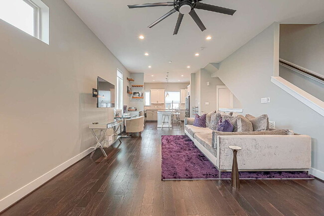 Building Photo - Modern home with 3 bedrooms, 3.5 bathrooms...