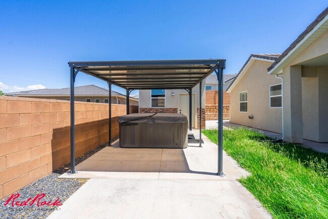 Building Photo - Spacious 3 Bedroom 3 Bathroom Home with Bo...