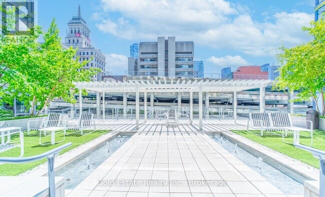 Building Photo - 210 Simcoe St