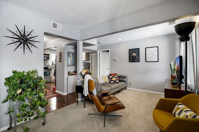 Foto del edificio - 1009 Lowry Ave NE