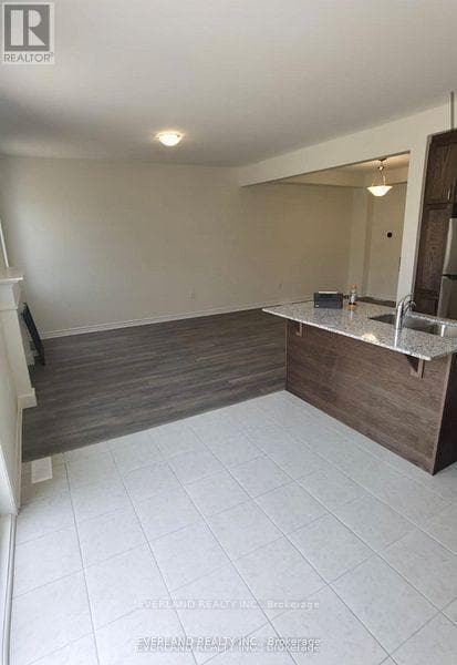 Photo du bâtiment - 3305 Thunderbird Prom