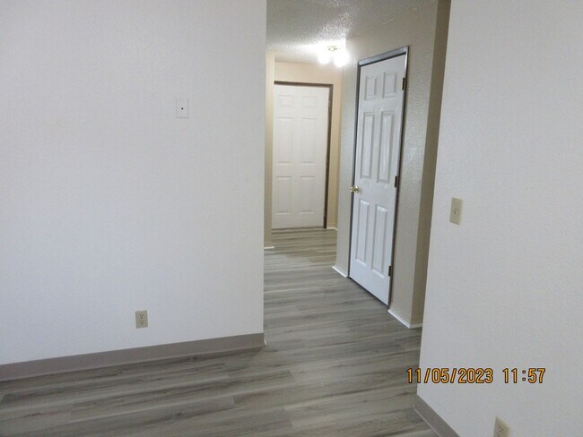 Foto del edificio - Updated and refurbished