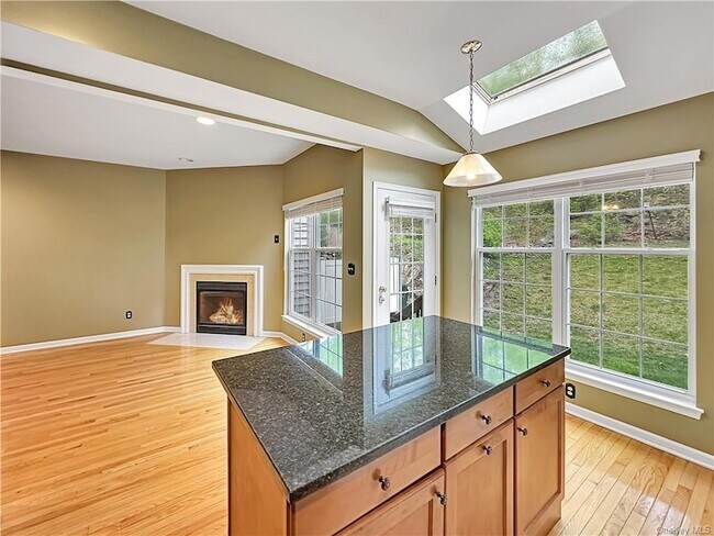 Building Photo - 892 Huntington Drive