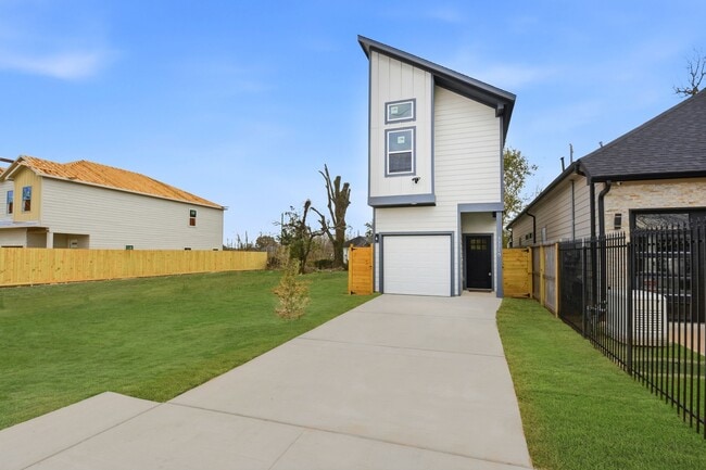 Building Photo - 3320 Francis St