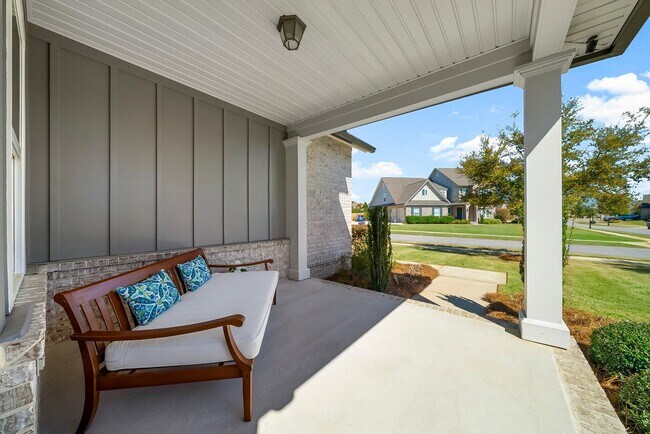 Foto del edificio - 526 Meadow Lake Dr