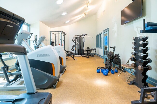 Foto del edificio - OFF-SEASON FURNISHED MONTHLY RENTAL STARTI...