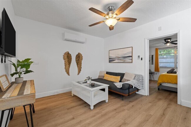 Foto del edificio - 2453 SW 17th St