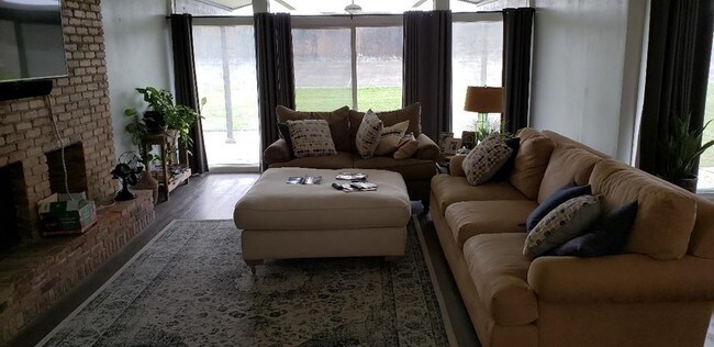Foto del edificio - 3900 Lakeshore Dr