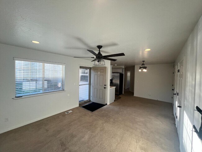 Building Photo - 2525 450 S