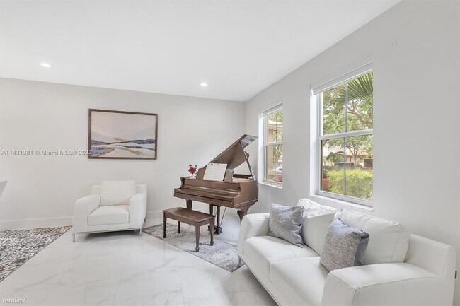 Foto del edificio - 4 br, 3 bath House - 4059 Pinewood Ln