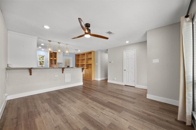 Foto del edificio - 5206 Emerald Forest Dr