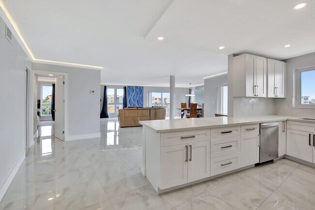 Building Photo - 8125 Crespi Blvd
