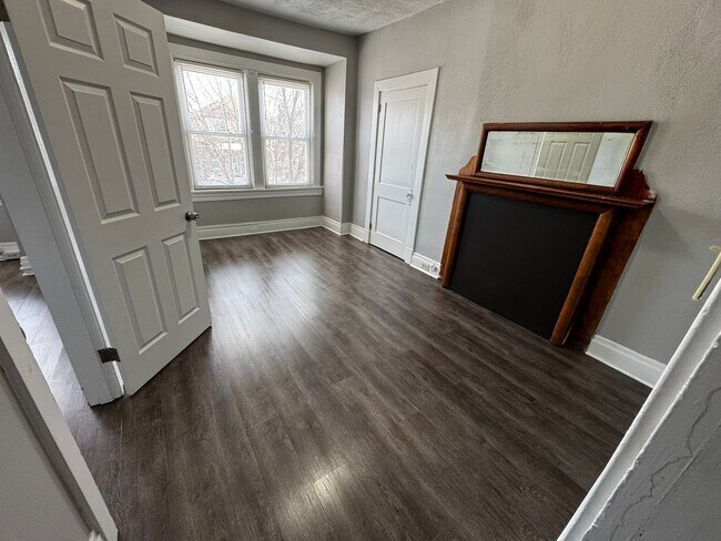 Foto del edificio - Newly Remodeled Two Bedroom Apartment in Squirrel Hill