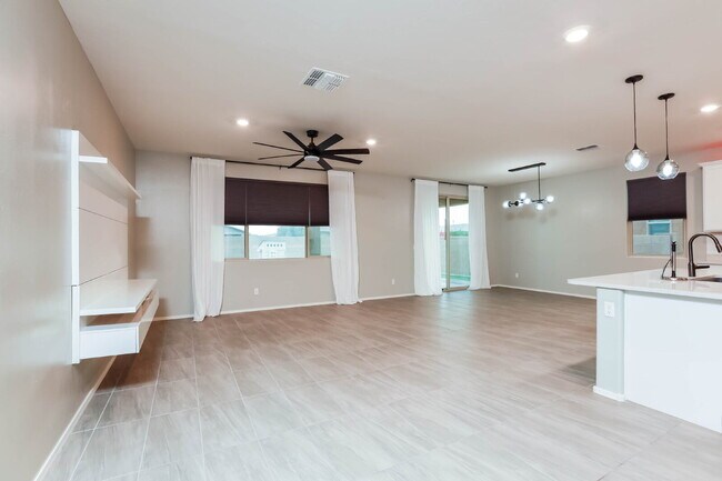 Foto del edificio - "Spacious 4-Bed Spacious two-level residential rental in Marana with modern Elegance!  Available ...